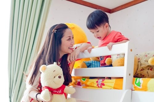 mẹ ốc vui chơi với con trên giường tầng