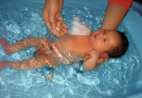 Hướng dẫn cách tắm cho trẻ sơ sinh chưa rụng rốn