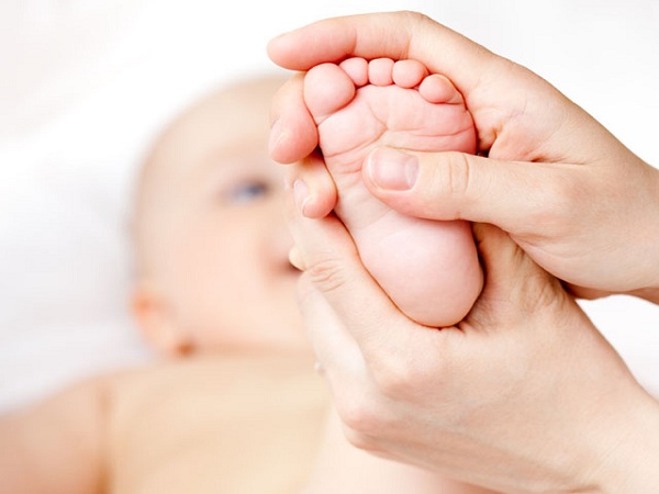 Xoa dầu khuynh diệp vào lòng bàn chân giúp trị ho cho trẻ
